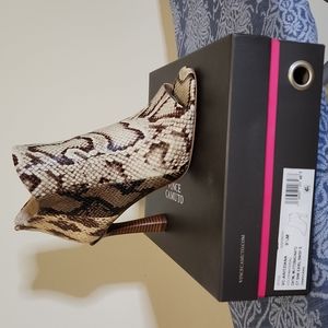 Vince Camuto Open toe booties